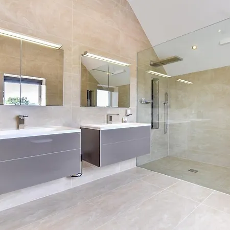 Sleeps 10 With Wifi Вилла